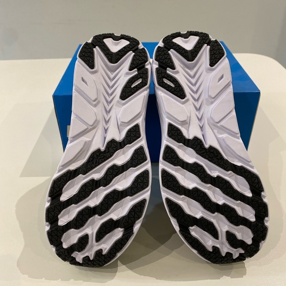 Hoka Women’s Clifton 8 Sneaker in Black/White sz 6.5 New in Box - Picture 8 of 8